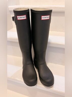 Hunter black tall rain boots sz 7 worn once